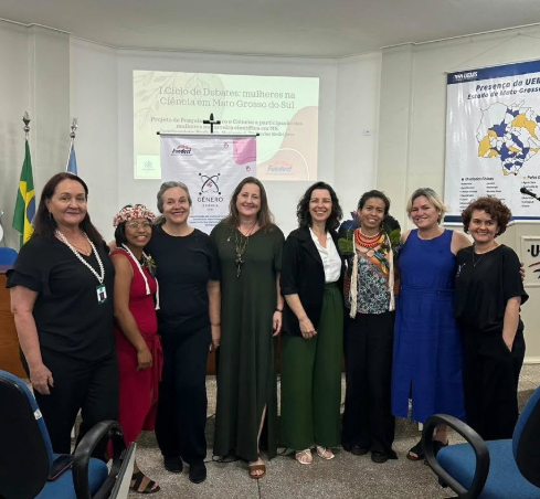 Foto dos participantes da Mesa. Da esquerda para a direita: Marinete Rodrigues, Lucia Pereira, Celia Foster, Professora da UEMS, Mirlene Simões, Aparecida Benites, Claudia Delboni, Larissa Montania