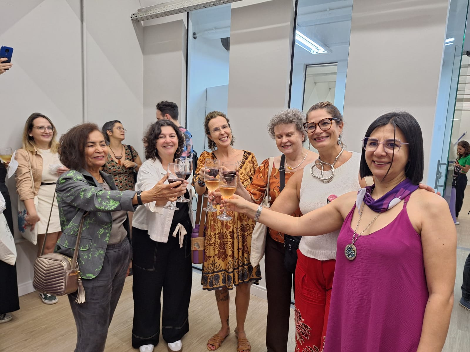 Foto. Mulheres brindando