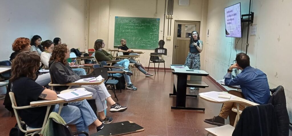 Morgani Guzzo e a turma da disciplina durante aula. Curso de Sociologia da Universidad de Buenos Aires. Abril de 2025. Créditos: Claudia Bacci.