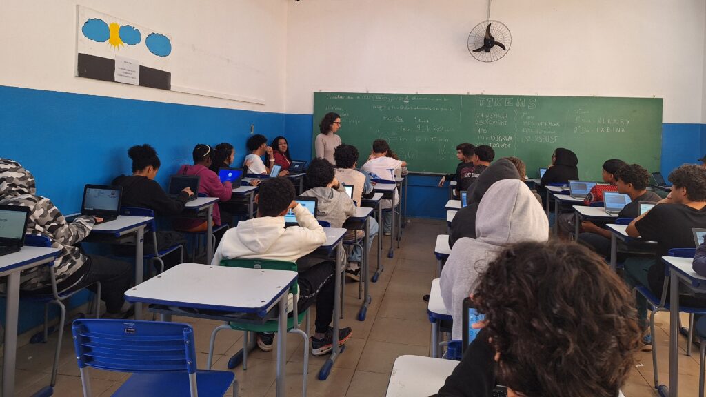 Alunas e alunos da E.E. Barão Geraldo de Rezende preenchem questionário aplicado pela pesquisadora Mirlene Simões.