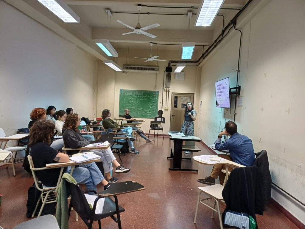 Morgani Guzzo durante aula ministrada no Curso de Sociologia da Universidad de Buenos Aires (UBA). Foto: Claudia Bacci.