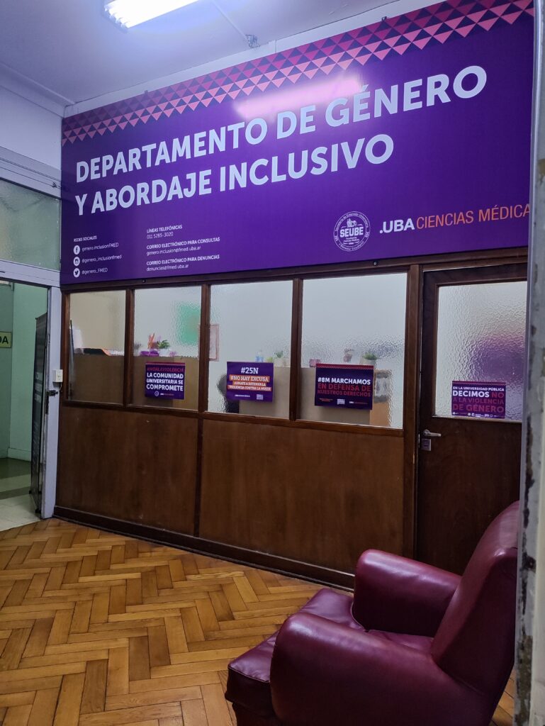 Espaço destinado à acolhimento de denúncias na Faculdad de Medicina na UBA. Foto: Morgani Guzzo.