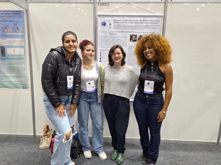 Lia Sousa e estudantes de Iniciação Científica do ensino em Congresso da Unicamp. Foto: Arquivo Observatório Caleidoscópio
Nucleação Sul-Sudeste.