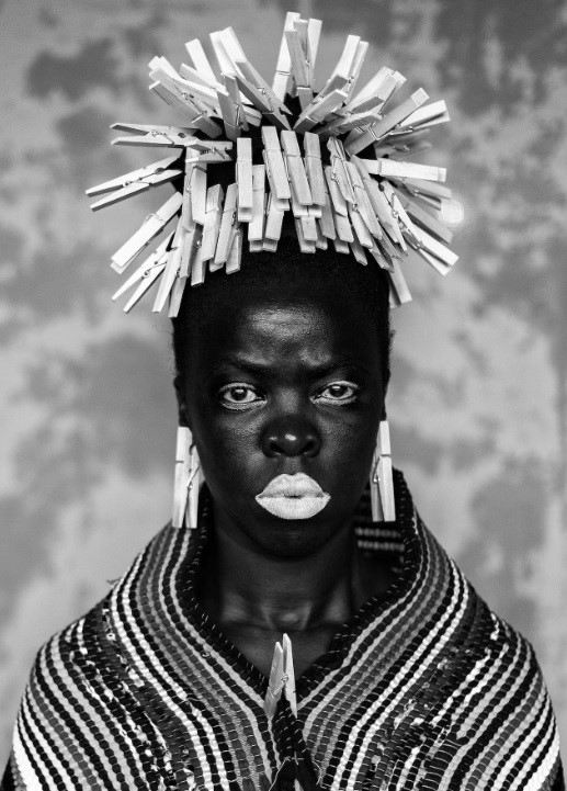 Imagem: Zanele Muholi, Bester I, Mayotte, 2015; from Zanele Muholi: Somnyama Ngonyama, Hail the Dark Lioness (Aperture, 2018) ©️ Zanele Muholi, courtesy of Stevenson Gallery, Cape Town/Johannesburg, and Yancey Richardson Gallery, New York